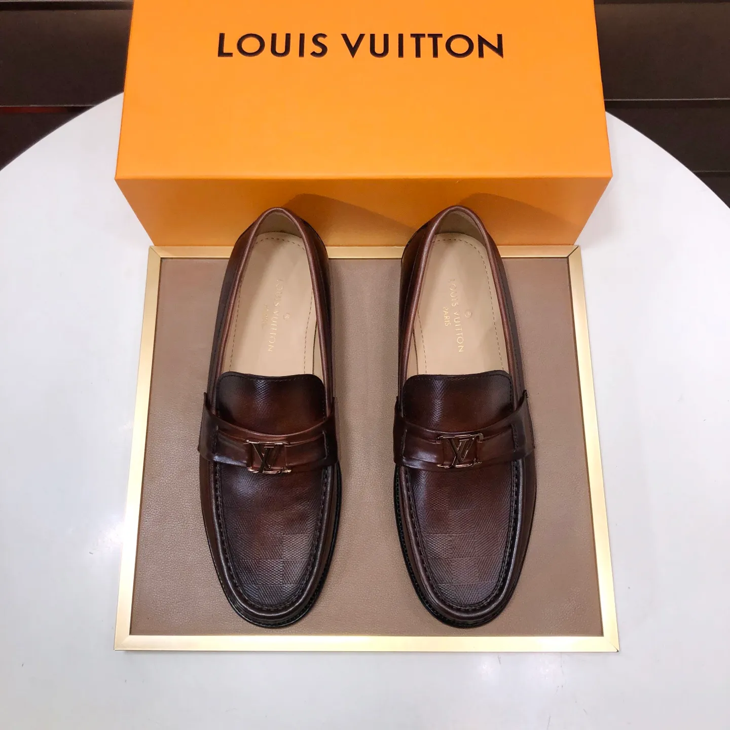 Men's men's shoes💰540💰[LV] (original single cowhide lining)🍀LV's latest genuine leather business suit shoes are available on the official website at the same time. The first-layer cowhide imported from Italy is made of heavy gold, and the official website has a 1:1 rubber outsole. Versatile to wear, high-end without losing class, and the color combination is extraordinary. This four-season style is alluring when worn on your feet, showing off your big-name flair. Standard code 38-45 (45 customized)